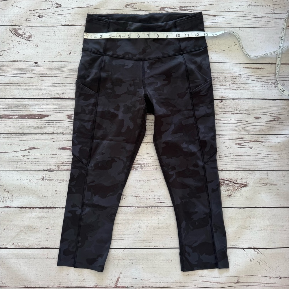 Lululemon cropped camo size 6